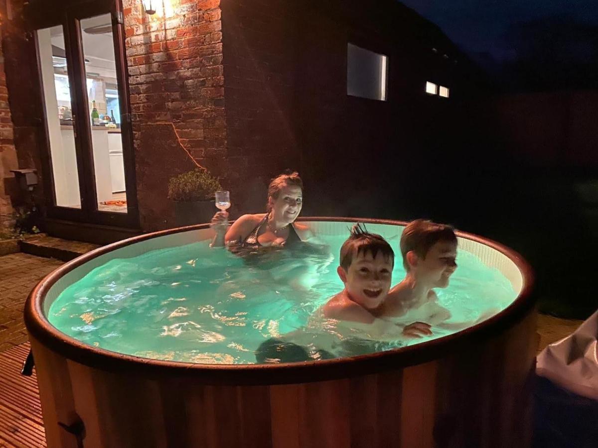 Beautiful Barn Conversion, 3 Bed, Hot Tub, Sauna, Gym, Enclosed Garden Ryde  Εξωτερικό φωτογραφία